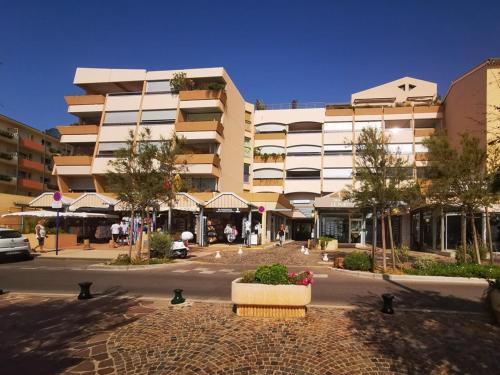 T2 au Lavandou: 4 pers, face mer, terrasse, plage à 1 min, parking privé - FR-1-803-38