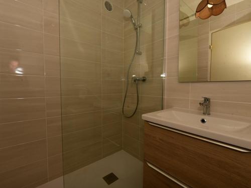 une salle de bain avec une douche, un lavabo et un miroir dans l'établissement T2 climatisé proche plage avec garage, Bormes-les-Mimosas - FR-1-803-29, à Bormes-les-Mimosas
