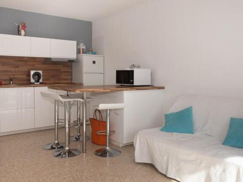 - une cuisine avec une table et un lit dans une chambre dans l'établissement Location T2 au Lavandou, terrasse, clim, parking, proche plage et centre, 4 couchages - FR-1-803-46, au Lavandou