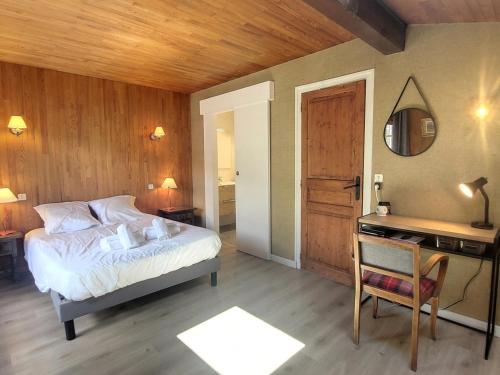 une chambre avec un lit, un bureau et une chaise dans l'établissement Penthouse spacieux calme, proche centre et pistes, parfait pour familles - FR-1-598-171, aux Gets