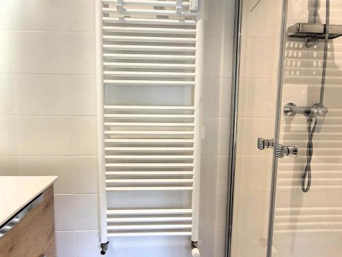 une douche avec une porte vitrée dans une salle de bain dans l'établissement Penthouse spacieux calme, proche centre et pistes, parfait pour familles - FR-1-598-171, aux Gets