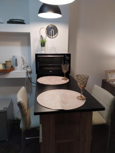 a kitchen with a black counter with two bowls on it at Mono Microcentro Tucuman in San Miguel de Tucumán