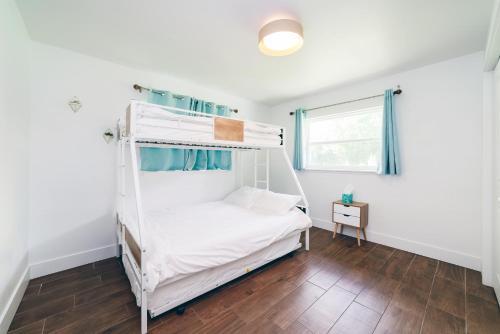a bedroom with a bunk bed and a window at NEW Cozy House 5 Min Three Sisters Springs in Crystal River