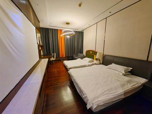 a bedroom with two beds and a wall with at 邻致公寓东站中汇店 in Guangzhou