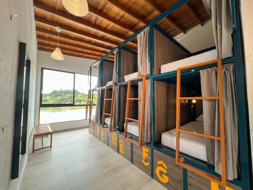 Uma ou mais camas em beliche num quarto em Viajero Guatapé Hostel & Lake Club
