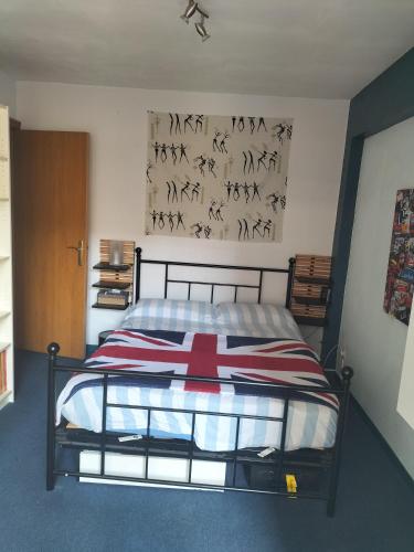 - une chambre dotée d'un lit avec une croix rouge dans l'établissement Rémy Dumoncel, à Paris