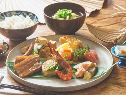 une plaque de nourriture à base de crevettes, de légumes et de riz dans l'établissement The Rescape, à Île Miyako