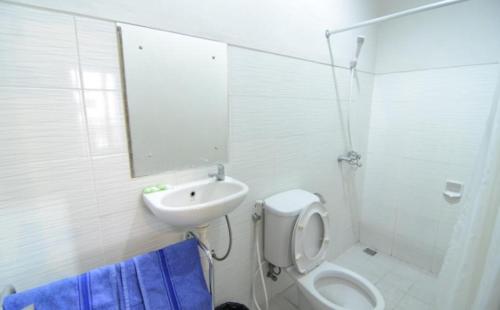 ein weißes Badezimmer mit Toilette und Waschbecken in der Unterkunft The Bali Rama City Hotel in Denpasar