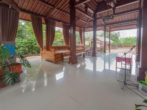 Ruang duduk di RedDoorz at Homestay Joglo Ibu Prambanan Yogyakarta