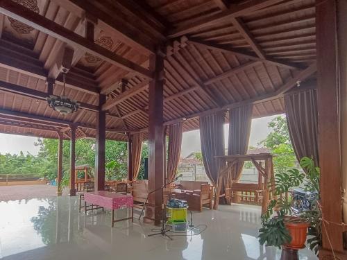 Gambar di galeri bagi RedDoorz at Homestay Joglo Ibu Prambanan Yogyakarta di Kenaran