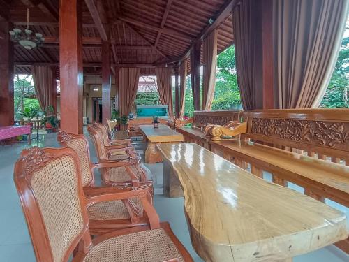 Ruang duduk di RedDoorz at Homestay Joglo Ibu Prambanan Yogyakarta