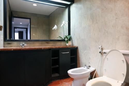 Bilik mandi di Oakwood Suites Kuningan Jakarta