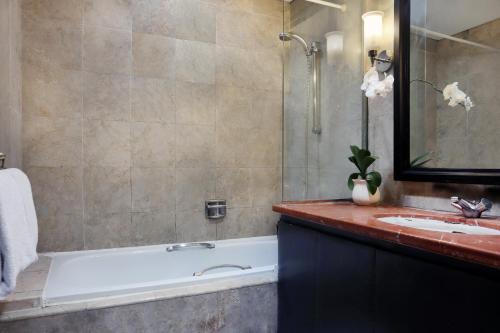 Bilik mandi di Oakwood Suites Kuningan Jakarta