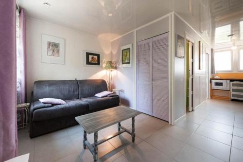 un salon avec un canapé et une table dans l'établissement Arts&Sens, à Antibes