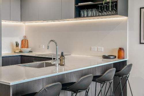 Η κουζίνα ή μικρή κουζίνα στο Urban Rest Sylvia Park Apartments