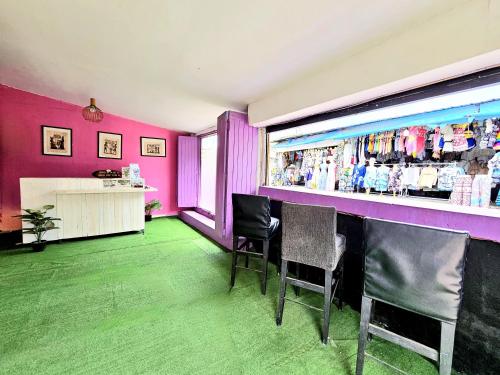 a bar with pink and green floors and chairs at Baan I Taley On Sea Koh Larn in Ko Larn