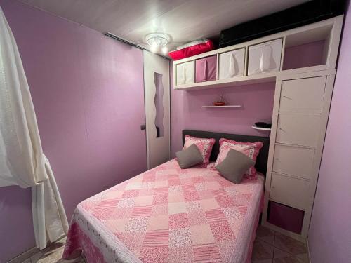 une chambre rose avec un lit et une armoire dans l'établissement Appartement T2 Rez-de-Jardin à Saint-Cyprien avec Accès Plage Direct et Piscine en Résidence - FR-1-753-22, à Saint-Cyprien