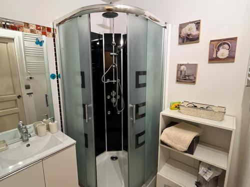 une salle de bain avec une douche en verre et un lavabo dans l'établissement Appartement T2 Rez-de-Jardin à Saint-Cyprien avec Accès Plage Direct et Piscine en Résidence - FR-1-753-22, à Saint-Cyprien