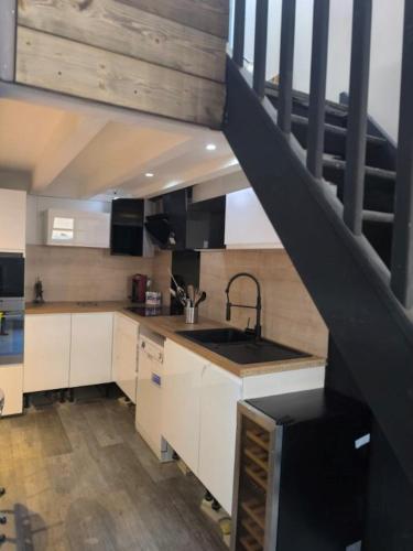 une cuisine avec un évier et un escalier dans l'établissement Ville/Vieille ville appartement climatisé au calme, à Annecy
