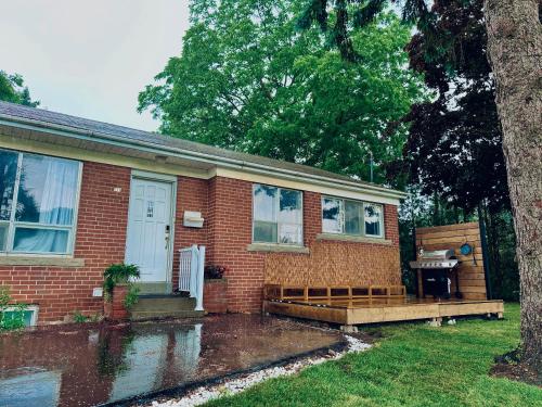 Gallery image of New 3 Bedroom Bungalow Ground Floor with BBQ Patio in Richmond Hill