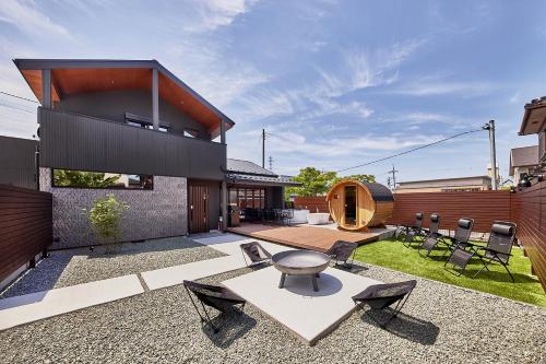 a modern house with a courtyard with a grill at IZA高島 minato in Imazu