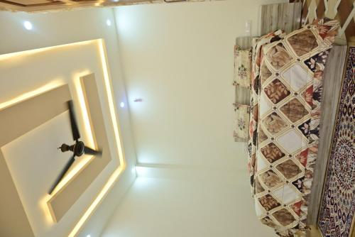 ラクナウにあるSadia Villa, Your home away from homeのモザイク壁の部屋の開いたドア