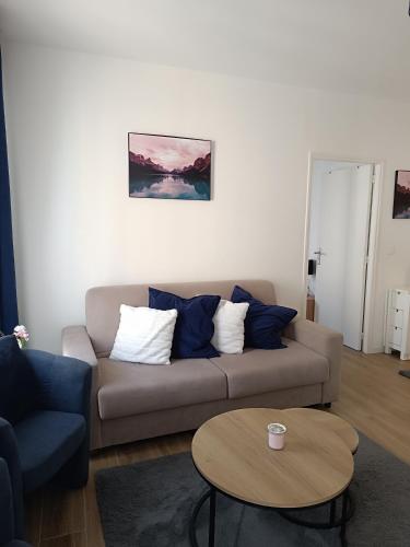 un salon avec un canapé et une table basse dans l'établissement Nice promenade des anglais, à Nice