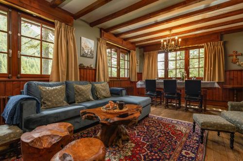 Chalet Ecureuil - Happy Rentals في شامونيه مون بلان: غرفة معيشة بها أريكة وطاولة