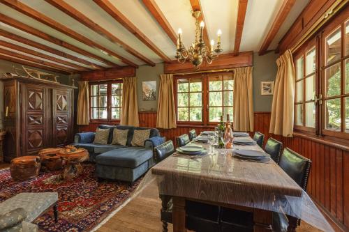 Chalet Ecureuil - Happy Rentals في شامونيه مون بلان: غرفة معيشة بها طاولة وأريكة