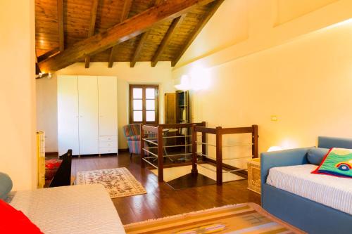 een woonkamer met een bank en een tafel bij Casa Marta in Pescaglia