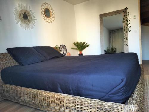 Letto o letti in una camera di Maison Prestige Le Donjon des Plaisirs Jacuzzi