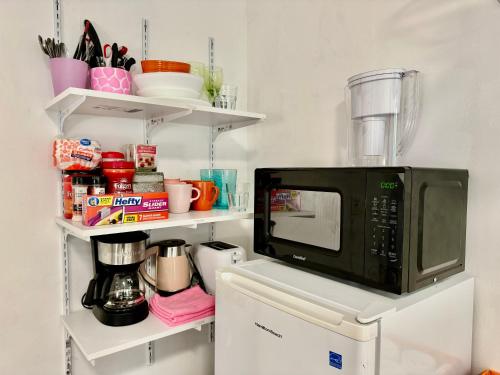 Una cocina o zona de cocina en Micro Studio Apartment 10 Minutes Walk To University of Washington