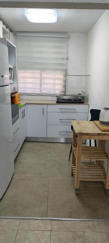 Una cocina o cocineta en דירה פרטית מהממת מוארת. ממוזגת מרוהטת ומקסימה