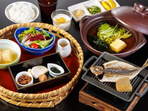 旅館の敷地内または近くでの食事または食べ物