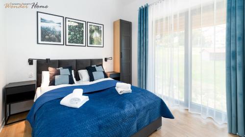 Ένα ή περισσότερα κρεβάτια σε δωμάτιο στο Wonder Home - Orlik Residence - Apartamenty z widokiem na Śnieżkę, blisko wyciągów, Ski Arena i Kościółka Wang