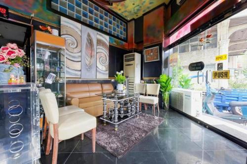 マニラにあるRedDoorz at Emperor Manila Boutique Hotelのソファとテーブルのあるリビングルーム