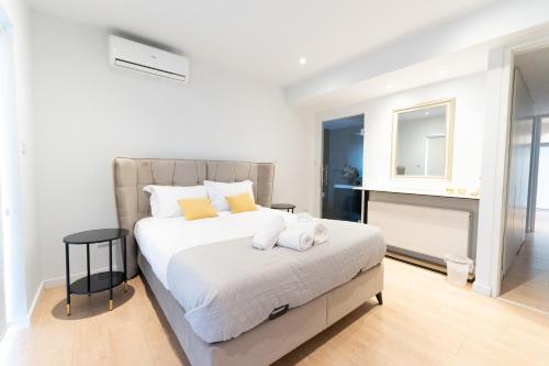 Postel nebo postele na pokoji v ubytování WealthyStays - Deluxe Downtown with spacious balcony