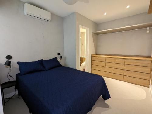 1 dormitorio con 1 cama azul y vestidor en 2Qtos, Botafogo Beach, Botafogo Mall, Modern & Chic, en Río de Janeiro