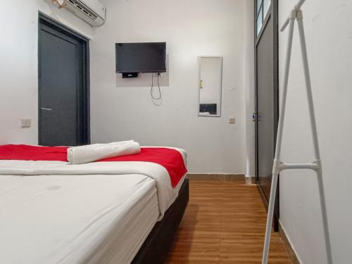 Katil atau katil-katil dalam bilik di RedDoorz at Homestay Joglo Ibu Prambanan Yogyakarta