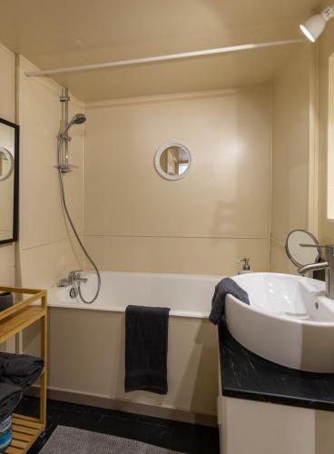 une salle de bain avec un lavabo et une baignoire dans l'établissement Superbe Duplex, Magnifique vue, à Marseille