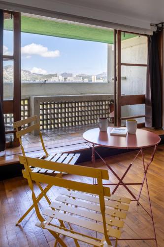 une table et une chaise dans une chambre avec vue dans l'établissement Superbe Duplex, Magnifique vue, à Marseille