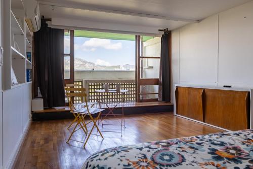 une chambre avec un lit et une vue sur l'océan dans l'établissement Superbe Duplex, Magnifique vue, à Marseille