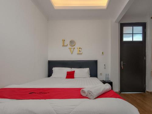 Katil atau katil-katil dalam bilik di RedDoorz at Homestay Joglo Ibu Prambanan Yogyakarta