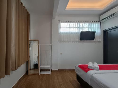 Katil atau katil-katil dalam bilik di RedDoorz at Homestay Joglo Ibu Prambanan Yogyakarta