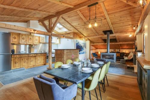 une cuisine et une salle à manger avec une table et des chaises dans l'établissement Le Beaulieu - Happy Rentals, à Chamonix-Mont-Blanc