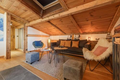 un salon avec un canapé et des chaises dans l'établissement Le Beaulieu - Happy Rentals, à Chamonix-Mont-Blanc