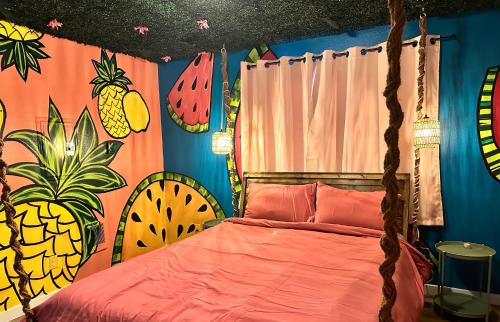 a bedroom with a bed with a painting on the wall at Sandia in Salem