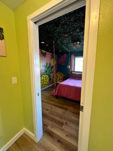 a room with a bedroom with a bed and a window at Sandia in Salem