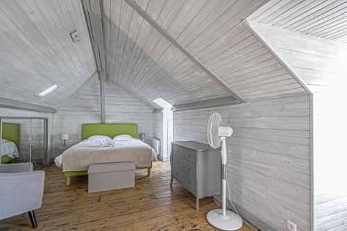 - une chambre avec un lit et une lampe dans l'établissement La Cabane de Plage, à Étretat