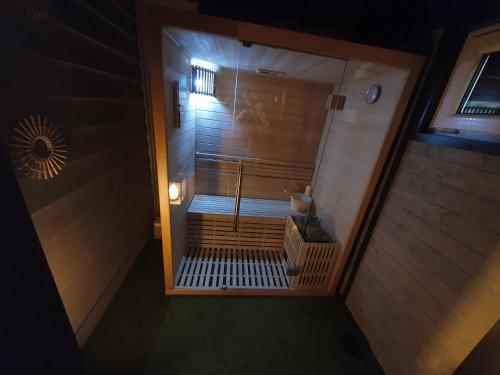 Blick auf die Badewanne im Bad in der Unterkunft Pokoje Gościnne Emilia Międzywodzie in Międzywodzie